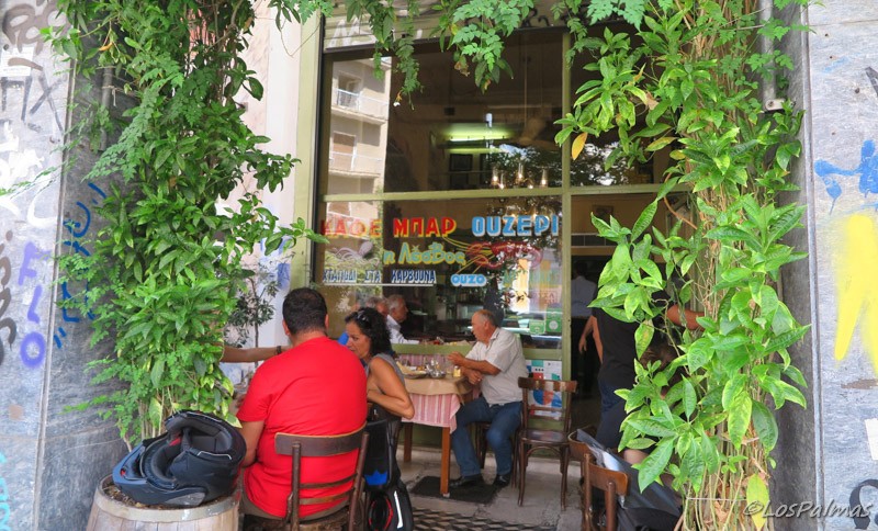 Comer y beber en la terraza de Ouzeri Levos en Exarchia Atenas