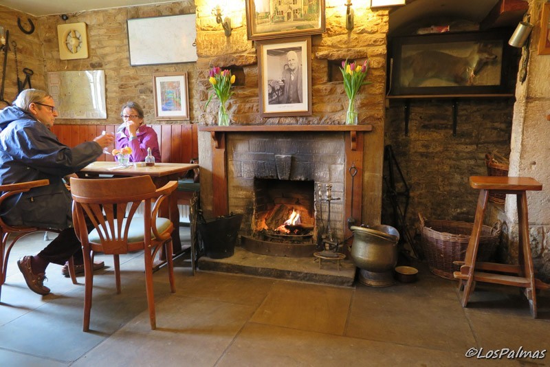 Chimenea en The Fox Inn Brodwell Cotswolds England