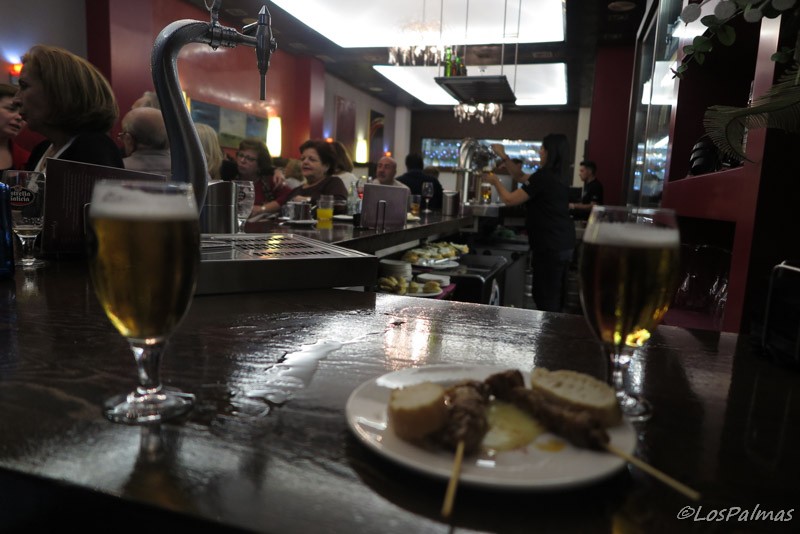 Brochetas sobre crema de patata de tapa en la barra de Oquendo