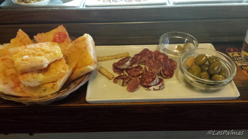 Fuet y pantumaca en Bar Bodega Quimet de Barcelona
