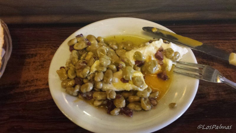 Habitas con jamón y huevo en Bodega Quimet del Barrio de Gràcia