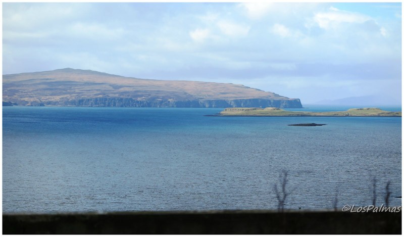 El mar en la isla de Skye en Escocia