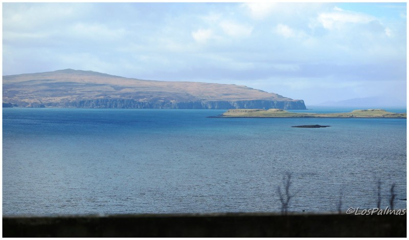 El mar en la isla de Skye en Escocia