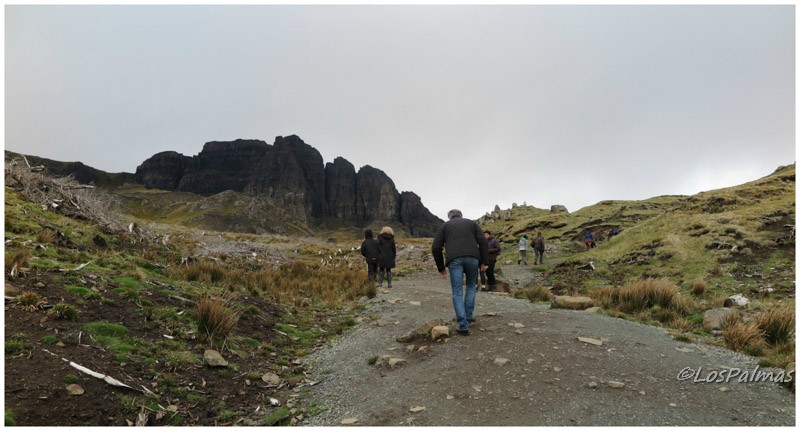 Subiendo y lo queda, bajo la lluvia Old Man of Storr