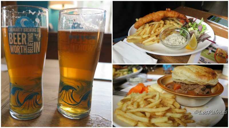 Cervezas y comer en el pub The Plough Inn Highlands Escocia