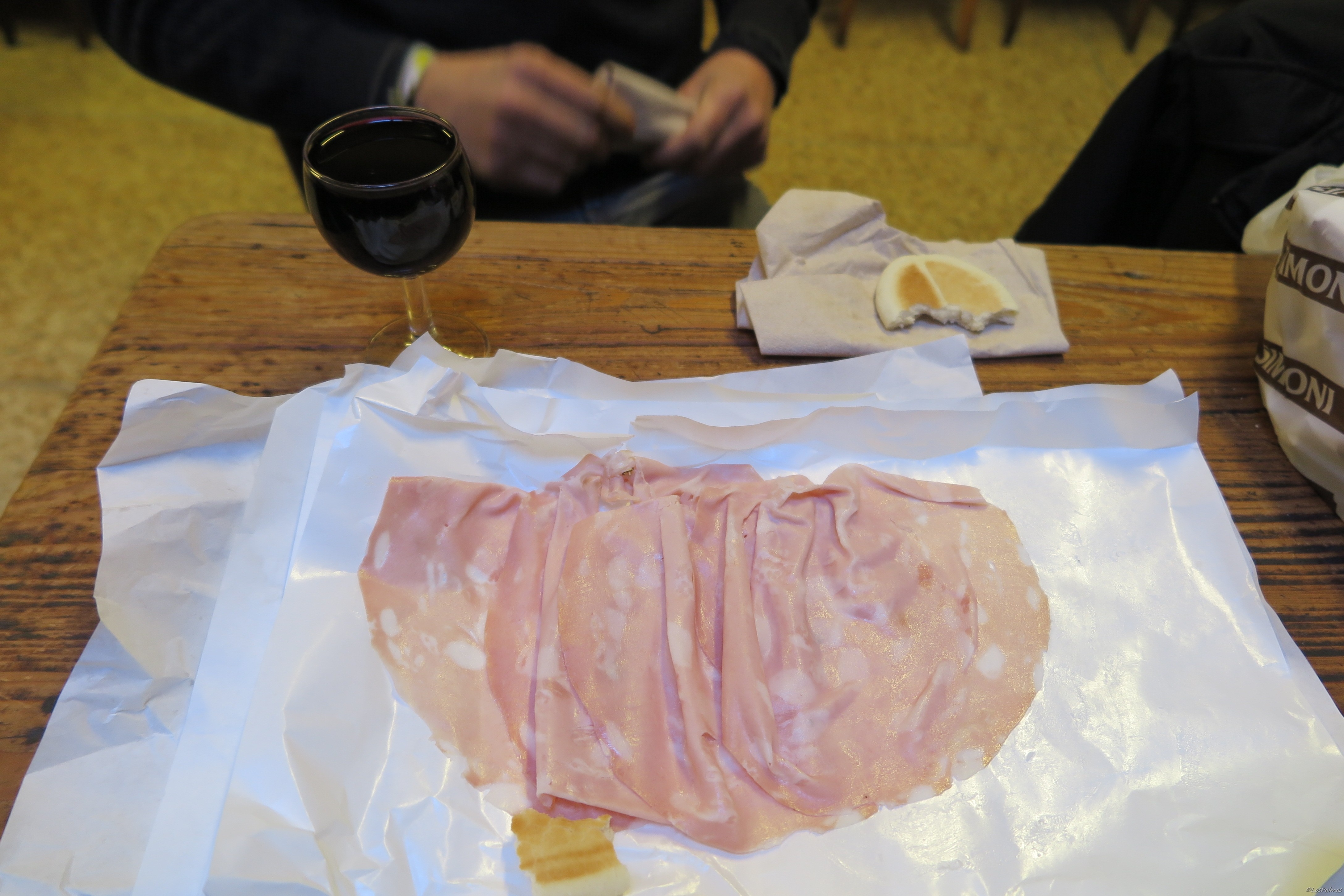 Mangiando mortadella all'Osteria del Sole di Bologna