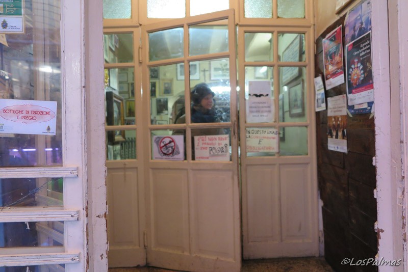 La anónima entrada de la osteria