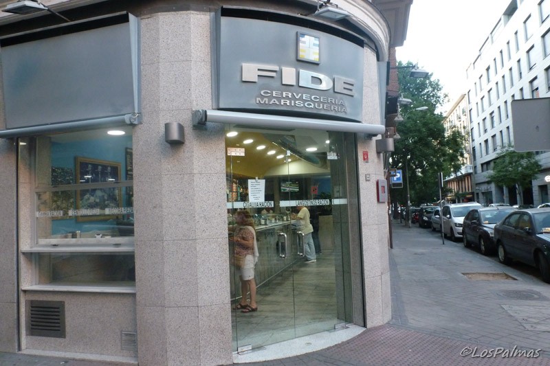 La entrada del Bar  Fide de Bretón de los Herreros en Madrid España Spain Spagna