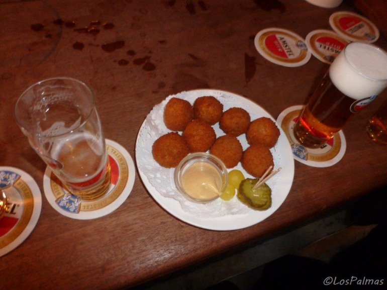 Cerveza y bitterballen en Amsterdam