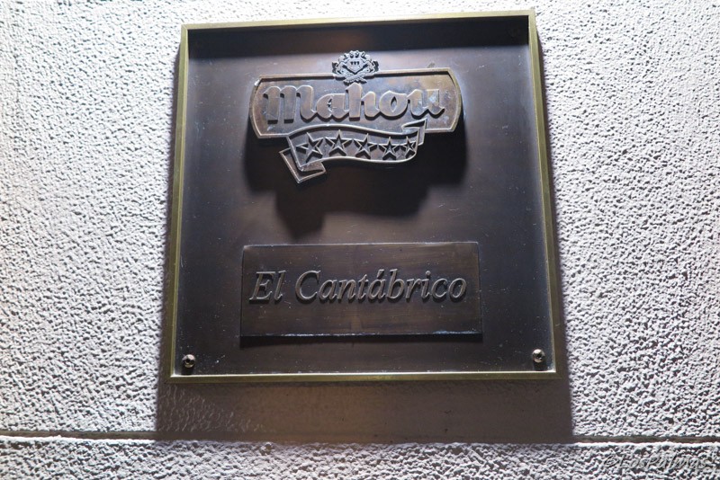 Placa Mahou en el Cantábrico