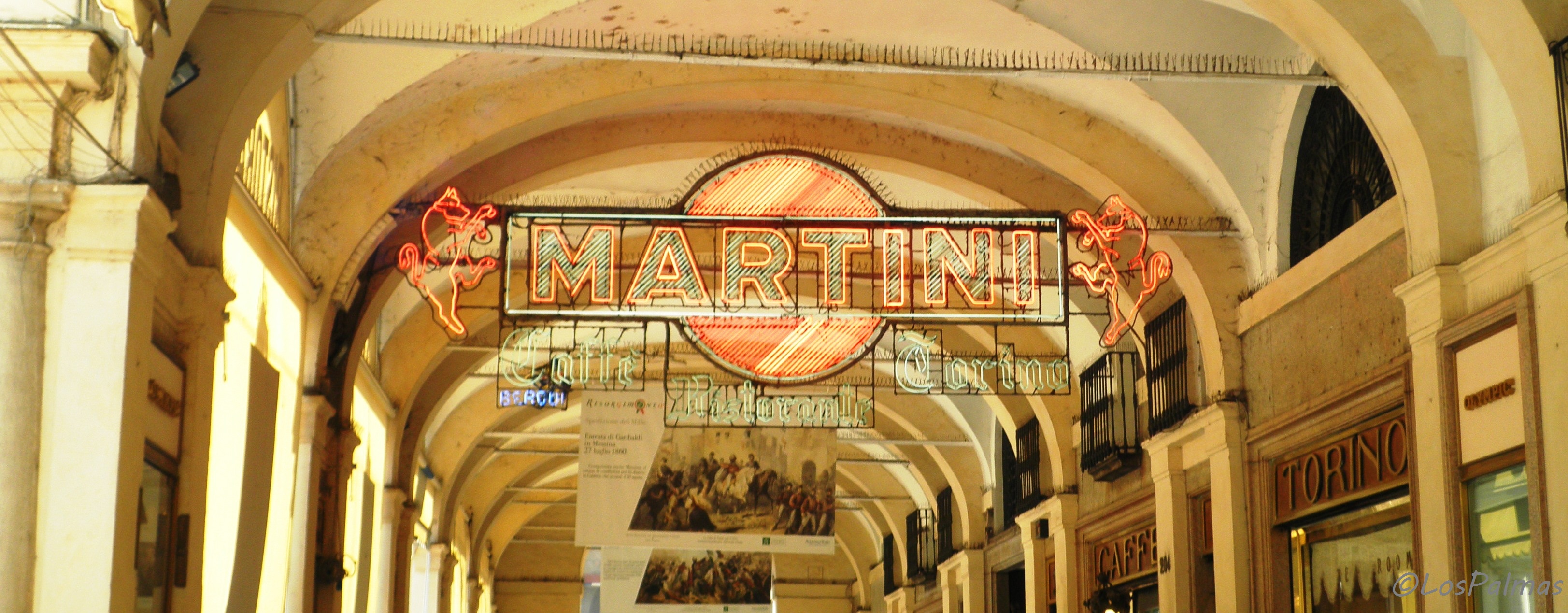 El rótulo del Caffè Torino con el archifamoso Martini
