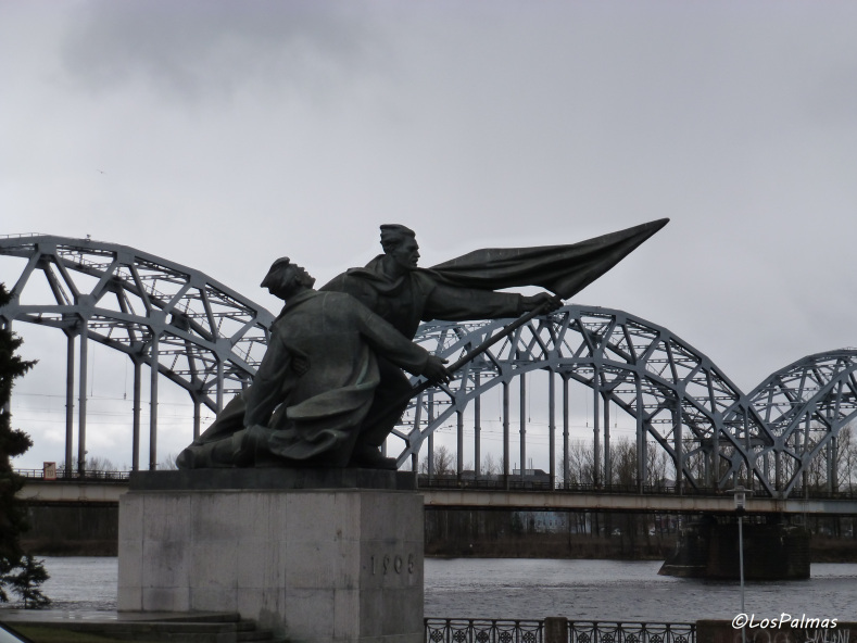 Daugava y Monumento