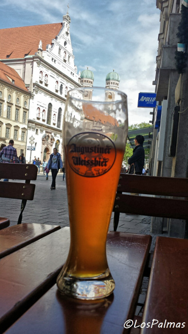 Símbolos de Múnich, cerveza y torres de la catedral desde la cervecería Zum Augustiner